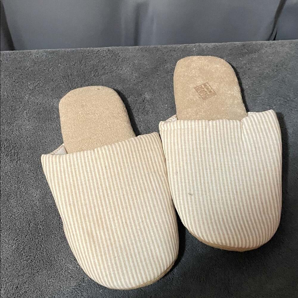 NWOT Foam Beige Striped Slip-On House Slippers